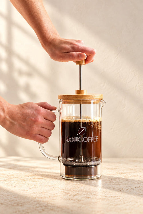 Mãos preparando café na prensa francesa Sou Coffee