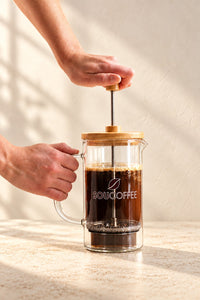 Mãos preparando café na prensa francesa Sou Coffee — imagem 2